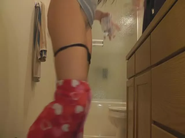 640px x 480px - Horny college girl playing with shitty anal beads