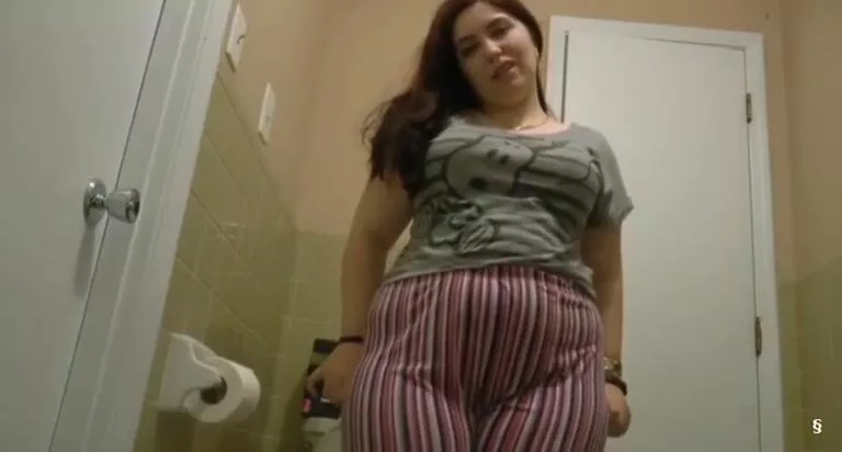 768px x 412px - Chubby babe in panty love pooping